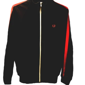 Fred Perry Trackjacket - Fred Perry Trackjacket Storlek XS cond 8/10 Säljer pga för liten Möts up i sthlm annars frakt då köparen står för den 