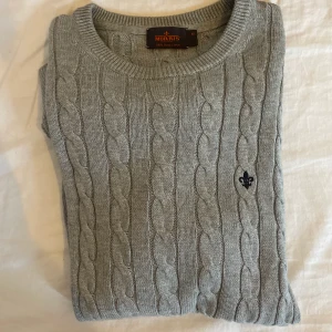 Morris stickad tröja - Fin stickad tröja från Morris Storlek: M Köpt för: 1400 kr Säljes för: 250