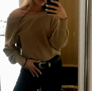 Off shoulder topp - Brun färgad of shoulder överdel.  Superbra skick, endast använd fåtal gånger, köpt på Gina tricot 