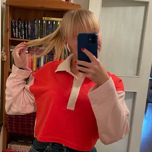 Långärmad croppad tröja - Långärmad tröja från Gina Tricot. Lite tjockare tyg, inte som en collegetröja men ändå lite varmare. Croppad och superskönt material 💕 frakt tillkommer alltid! 