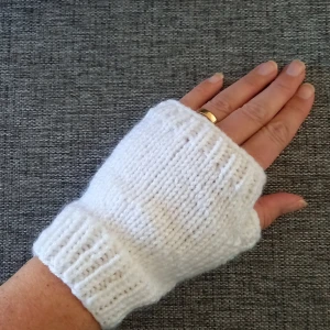 Nya vita torgvantar stl S/M - Ett par vita torgvantar är just klara! Jag har stickat dem i ett garn som är varmt och skönt, men inte stickigt. Kan tvättas i 40 grader. Pris 87 kr+ frakt som vanligt brev. Totalt 100 kr. Lite dyrare vid spårbar frakt. Följ mig så ser du nya annonser!