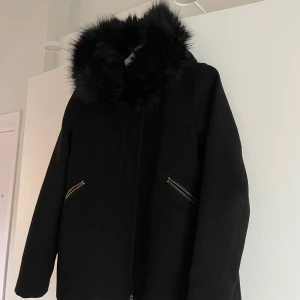 Pälskappa - En svart pälskappa från zara i storlek S. Använd men det syns inte alls på kappan.  Man kan ta bort pälsen Köpare står för frakten