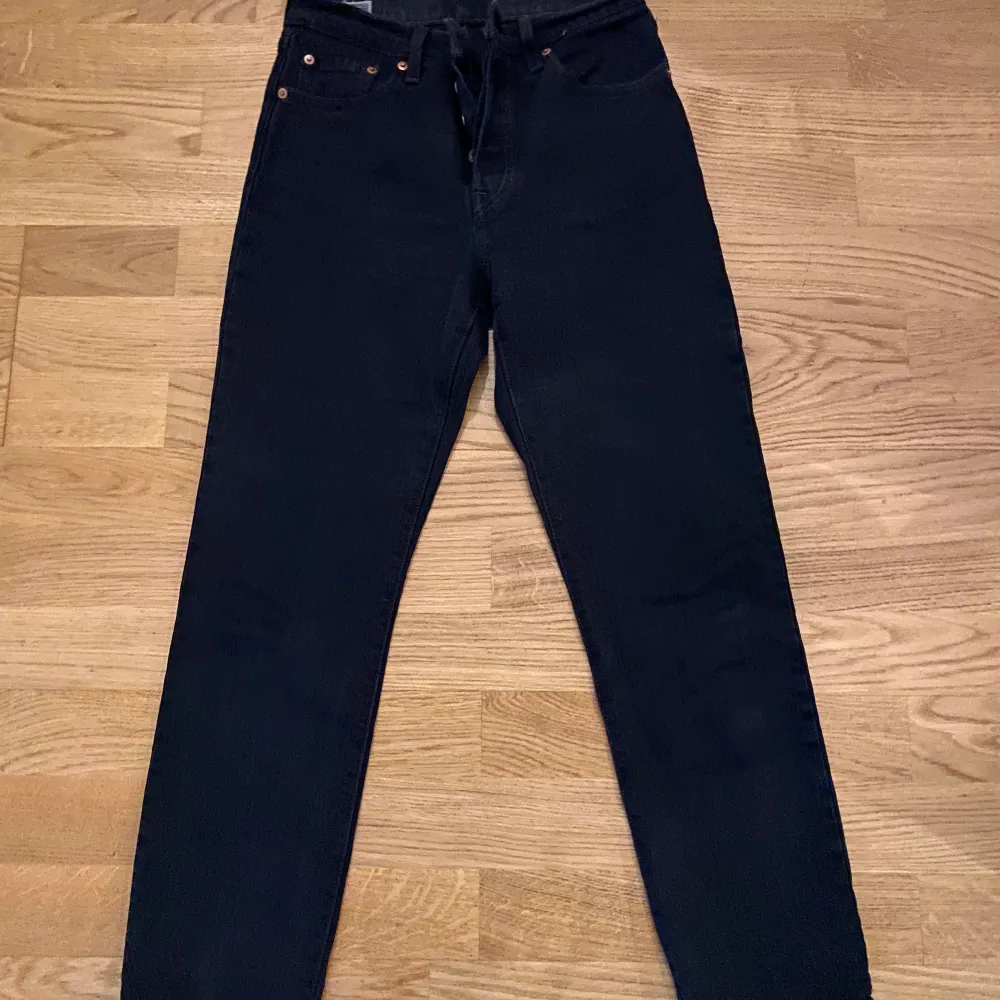 Levis jeans klassiks modell 501 i svartgrå färg stl 25W 28L. Jeans & Byxor.