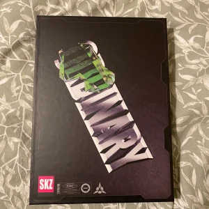 Stray kids -[Oddinary] Limited Edition Album - Stray kids oddinary limited edition album är helt ny skick med alla includes ( även photocards). Köpte den men sedan tappa intresset och tror att albumet behöver nytt hem :) Skriv gärna privat om ni vill veta vad det innehåller och vilken member man får!