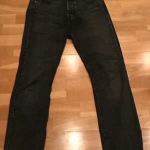 Levis 501 - Skick 9/10. Regular/straight passform. Färg är svart med lite grå detaljer. En av Levis vanligaste färger. Nypris 1099 kr. Köpta på Levis i somras. Passar från runt 165 - 175 ungefär.