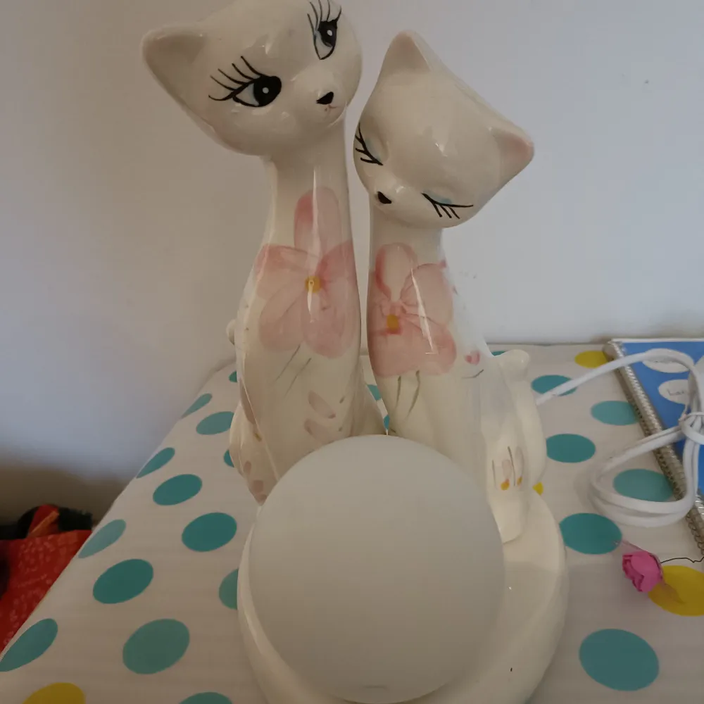 Cute Cat Couple Lamp. It is new but without tag . Accessoarer.