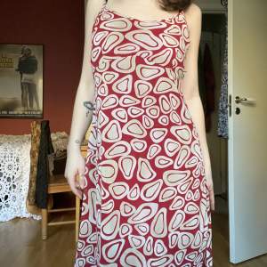 Fantastisk klänning med mönster som förtjänar kärlek. Slutar vid mina knäskålar, är 160 lång. Från Humana, står inget märke :) såååå fin! Fint secondhand skick 