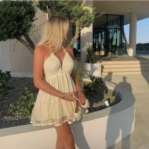 Klänning - Säljer denna as snygga klänningen i storlek s då den inte riktigt är min stil. Skulle säga att klänningen är lite vit beige. 