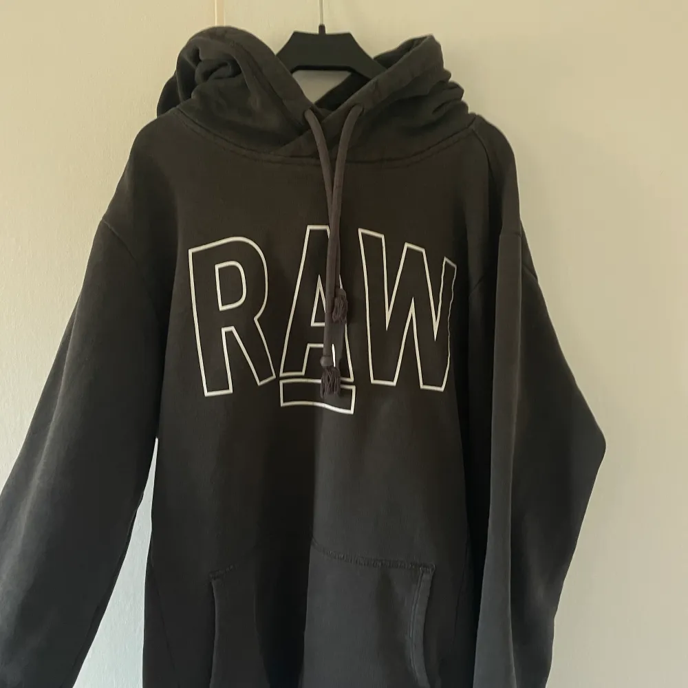 Snygg g-star raw hoodie i bra skick! Den är mörkgrå, nästan svart.. Hoodies.