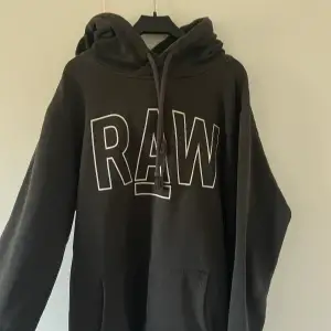 Snygg g-star raw hoodie i bra skick! Den är mörkgrå, nästan svart.