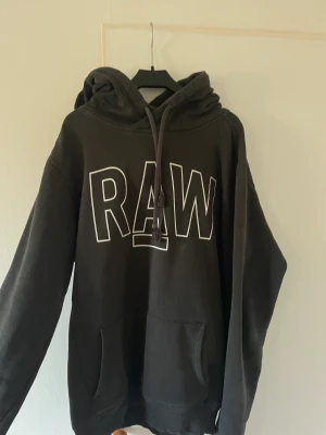 G-Star Raw Hoodie - Snygg g-star raw hoodie i bra skick! Den är mörkgrå, nästan svart.