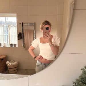 Vit topp - Supersöt vit topp med puffiga axlar och söta detaljer❤️superfin till vår och sommar❤️köpt från  MQ och knappt använd❤️