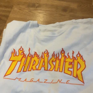 Vit thrasher t shirt - Cool thrasher t shirt i perfekt skick säljer då den är för stor