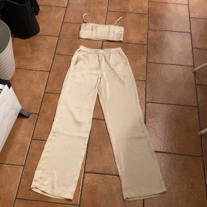 satin set -  De är storlek s i toppen byxorna är nu sålda 