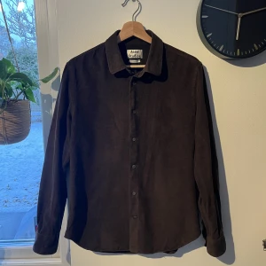 Acne Studios Skjorta - Brun Acne Manchesterskjorta. (Mario Chord AW14) Märkt som slim fit men sitter vanligt om man kör en storlek större. Hade rekommenderat för ts S eller M Använd men i mycket bra skick. Nypris ca ~1700  Slå en pling vid intresse eller andra funderingar!