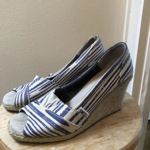 Kilklackar  - Kilklackar från TOMS i storlek 37. Tyvärr för små för mig. Perfekta för vår och sommar! 