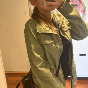 grön jeans jacka - grön jeans jacka perfekt till våren💗storlek 38 passar nästan alla beroende på hur man vill att den ska sitta, säljs för 300kr