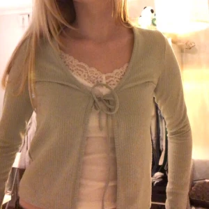 Grön kofta - Säljer denna gulliga kofta från hm simningen längre kommer till användning skulle säga att den är mer xs än s