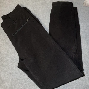 Täckbyxor - Helt oanvända täckbyxor som ej passar mig. Sitter smickrande på. 