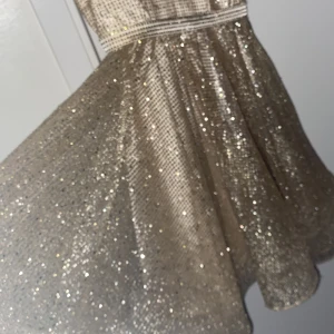 Glittery sparkly dress - En av de finaste och glittrigaste klänning jag har sett i mitt liv men tyvärr behöver jag sälja eftersom jag fick som present men passar inte mig. Jag har s-m och denna klänning är mer s-xs. Den är en dröm Pinterest klänning och passar prefekt till bal oc