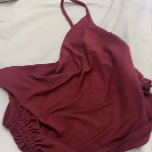 Volang linne  - Ett fint tajt volang linne! Som jag ej använt ( Max 2 gånger) väldigt fin på fest, vardag vad som helst! Man kan justera den till mindre om man vill på banden och har även en jätte bra passform som formar ens kropp fint!❤️