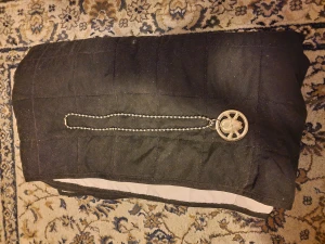 Skulled Blie Eye Chain - Ett häftingt halsband med coola blå kritaller!  Ett metal halspand med en döskalle med blå liknande kristall ögon.