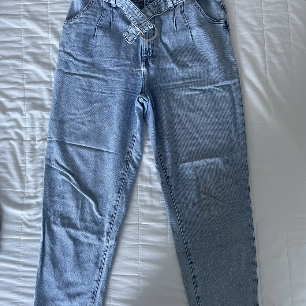 Ett par ultra high waist mom jeans i storlek 38 från h&m. Kommer med ett bälte som också är gjort av ”jeans” material. Ganska tunna så väldigt bra för sommar! Kontakta mig om du vill mötas upp! . Jeans & Byxor.