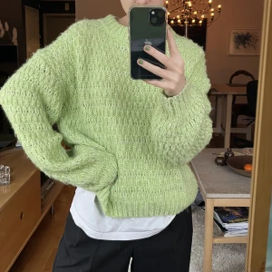 Stickad tröja  - Grön stickad tröja från envii. Köpt för några år sedan men fortfarande i väldigt bra skick. 