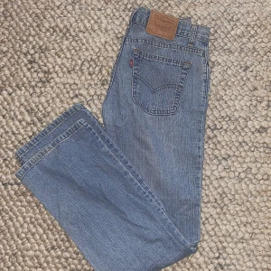 Vintage lågmidjade Levis - Vintage lowwaist Levis jeans. Älskar dessa men dom är tyvärr för små. Tyvärr kunde jag inte riktigt få bättre bilder på eftersom dom är för små men skulle säga att passar någon som har xs/S på byxor. Gick till svanken/höftbenet på mig🥰
