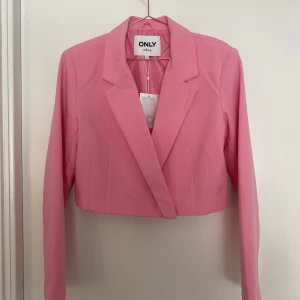 Croppad kavaj  - Fin rosa kavaj, ena knappen trasig men går nog lätt att byta ut. Aldrig använd💕