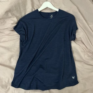 marinblå träningströja - använd en gång typ 2020