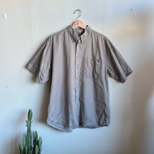 Skjorta  - Olivfärgad skjorta, oversized model. 