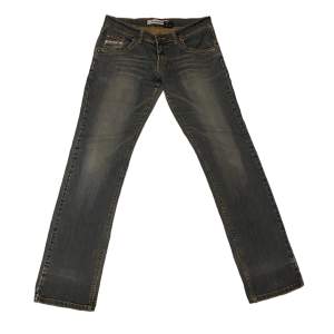 Så fina lowwaist jeans som är i storlek m skulle jag säga.. mycket bekväma och är i ett mjukt material 