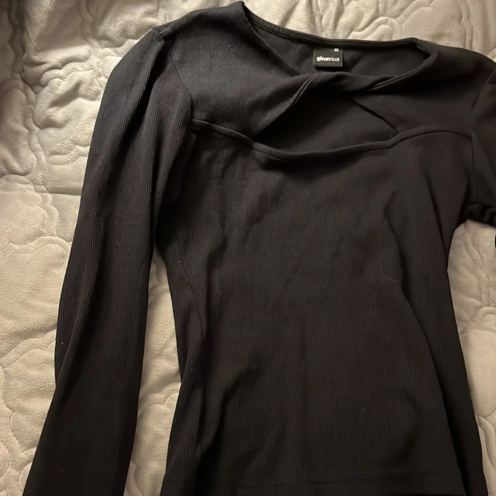 En svart fin tröja med en urringning vid bröstet i storleken XS😍. Toppar.