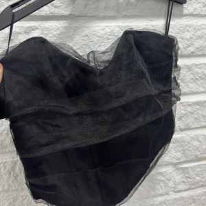 Korsett topp - En jättefin korsett topp från zara i storlek XS. Väldigt bra skick 😋frågor och pris kan diskuteras 😊+ frakt 30kr (inte spårbart)