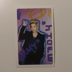 Bts kort - 🌸BTS🌸 Bts lomo card Butter: J-Hope. I nyskick och superfin, passar till att ha i genomskinliga mobilskal eller som dekoration av ditt val. 20 + frakt💕 Ej pc. Skickar bild innan jag postar.