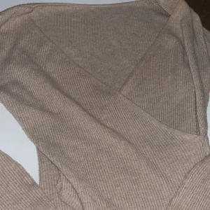 Tajt tröja  - Denna tajta tröja som är väldigt stretch bar. Den är väldigt fin på och har inga defekter! En spontan tröja!! Frågor kom privat❤️