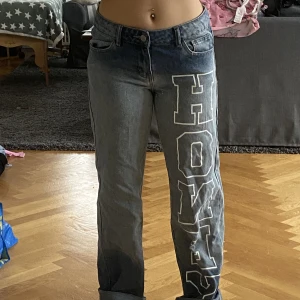 lågmidjade jeans - lågmidjad jeans med trycket ”honey” där fram! frakt tillkommer