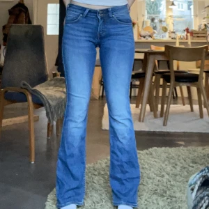 Lågmidjade jeans - Supersnygga Lågmidjade Lee jeans, bra skick. Kontakta för fler bilder💗