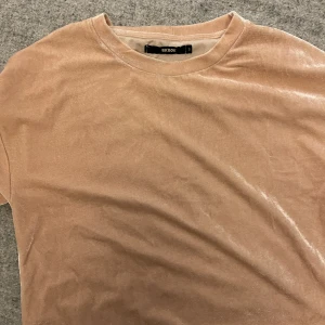 Sammet tröja - Mysig smutsrosa tröja i sammet/velour. Lite croppad. Helt oanvänd 