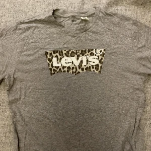 Levi’s med leopard tryck - Använd sparsamt, fint skick.  Oversize box fit