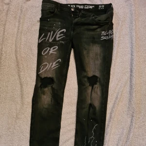 BLACK SQUAD JEANS - Tja! Säljer nu min väns jeans som han glömt kvar hemma hos mig och han vill inte ha tillbaka dem. Skulle kunna rocka dom själv för tycker dom är snygg men dom är för små för mig så lika gärna bra att sälja dom det är storlek 32/32 