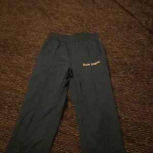 Palm Angels Pants - Gröna Palm Angels byxor, storlek M. Använt fåtal gånger men fortfarande bra skick. 8,5/10
