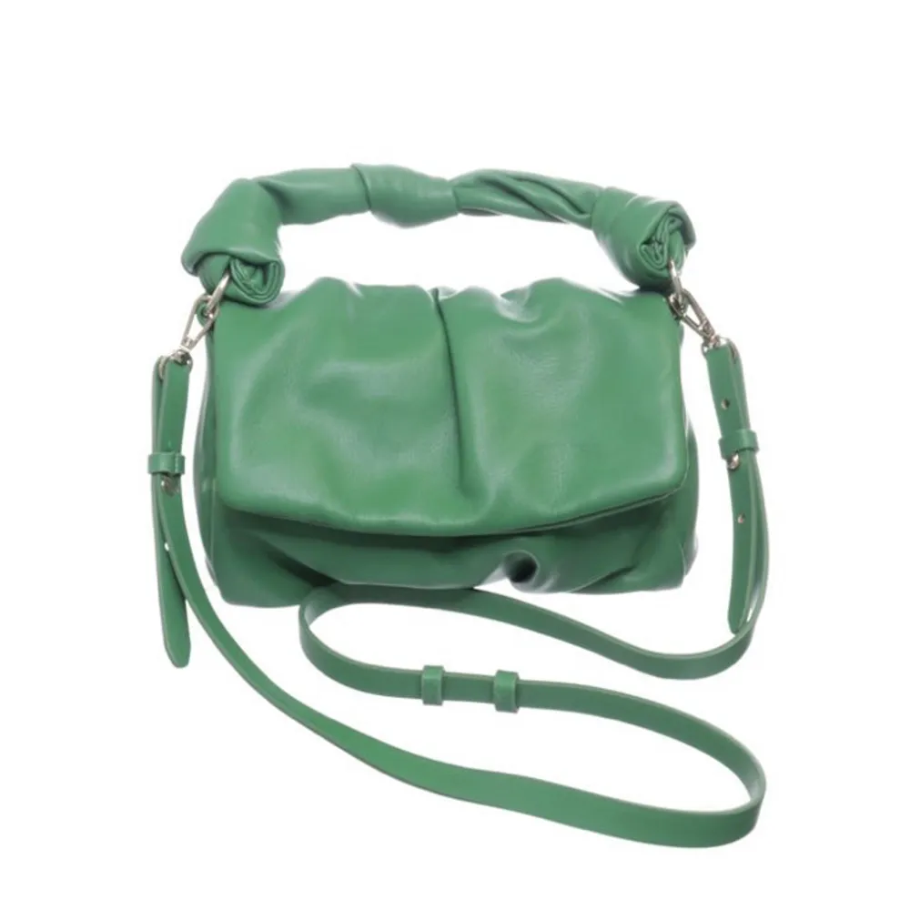 Grön väska från zara som är som ny använd Max 2 gånger. Väskor.