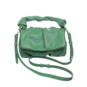 Grön väska från zara som är som ny använd Max 2 gånger