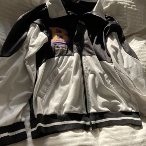 Bagheera zipup  - Säljer min Bagheera zipup hoodie för att den inte kommer till användning, det är broderier och på en av dom har en tråd gått up, kontakta mig för mer information/bilder. Jackan är ganska stor i storleken 