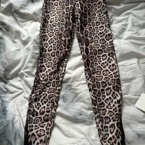 Träningstights med leopard mönster från Onzie. Helt nya men säljer då dom var lite stora för mig då jag har storlek XS 💗men väldigt sköna!
