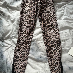Onzie träningstights - Träningstights med leopard mönster från Onzie. Helt nya men säljer då dom var lite stora för mig då jag har storlek XS 💗men väldigt sköna!