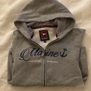 Ungdom hoodie - Grå, mjuk hoodie i märket Marine. I fint skick.  