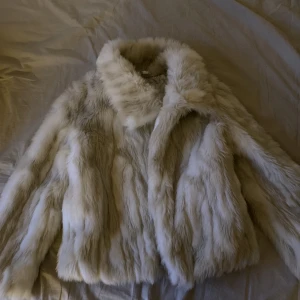 Pälsjacka  - Pälsjacka köpt second hand, som ny.  Blandad vit och ljusgrå fär, passar xs/s🤍
